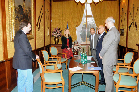Velvyslanec Irácké republiky Walid Hamed Shiltagh před zahájením přijetí hovoří s ředitelem odboru obranné politiky SOPS MO Janem Jirešem