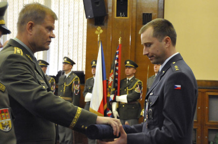 Před zahájením shromáždění vyznamenal náčelník Generálního štábu AČR generálporučík Josef Bečvář pilota čáslavské základny nadporučíka Zbyňka Abela