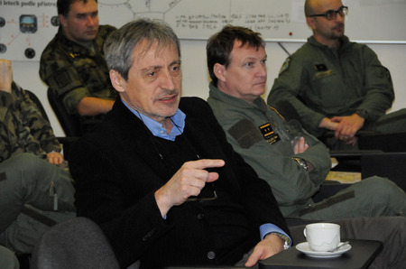 Ministr Martin Stropnický chtěl znát nejen ohlasy na legislativu, která se dotýká každého vojáka, ale také názor letců na pořizování nové techniky