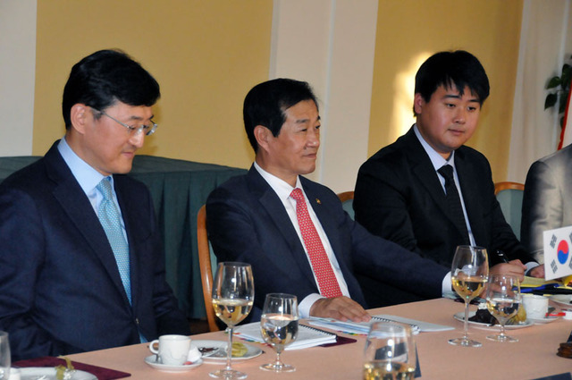 Část korejské delegace při pracovním obědě na Ministerstvu obrany ČR v Praze