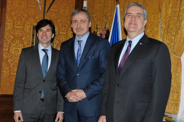 Společné foto ministra Martina Stropnického s velvyslanci USA - Andrew H. Schapiro (vlevo) vede úřad v Praze a Douglas Lute ( vpravo) působí při NATO
