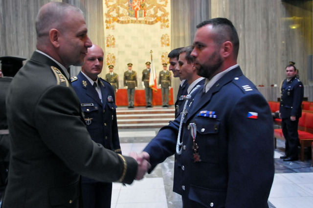 První zástupce náčelníka GŠ AČR generál Jiří Baloun blahopřeje spolu s velitelem Vzdušných sil AČR generálem Liborem Štefánikem k udělení Čestných odznaků AČR praporčíku Michalu Lysoňovi (v popředí), dále nadporučíkům Martinu Steklému a Vladimíru Markovi