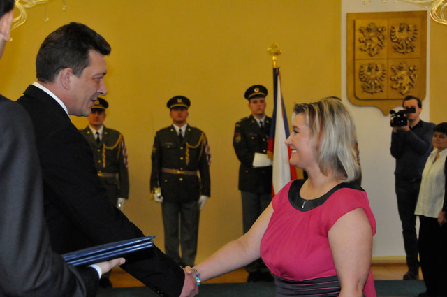 Státní tajemník Petr Vančura blahopřeje jménem ministra obrany Nelle Moutelíkové, která působí na pracovišti logistické informační služby odboru vnitřního řízení Agentury vojenského zdravotnictví