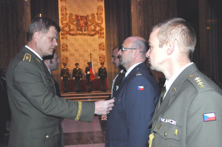Generálporučík Josef Bečvář dekoruje vojáky Čestným odznakem AČR Za zásluhy