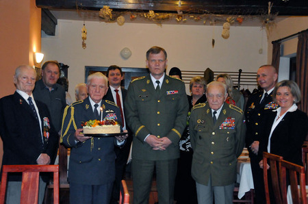 Část hostů, kteří přišli poblahopřát k životnímu jubileu generálu Klemešovi