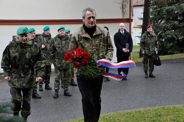 Ministr obrany Martin Stropnický spolu s prvním zástupcem náčelníka Generálního štábu AČR generálporučíkem Jiřím Balounem vzdali čest památce vojáka, který zahynul při plnění výcvikových úkolů 