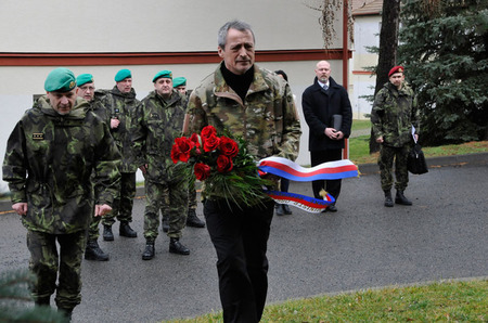 Ministr obrany Martin Stropnický spolu s prvním zástupcem náčelníka Generálního štábu AČR generálporučíkem Jiřím Balounem vzdali čest památce vojáka, který zahynul při plnění výcvikových úkolů 
