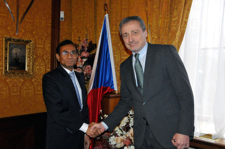 Ministr obrany přijal velvyslance Indie