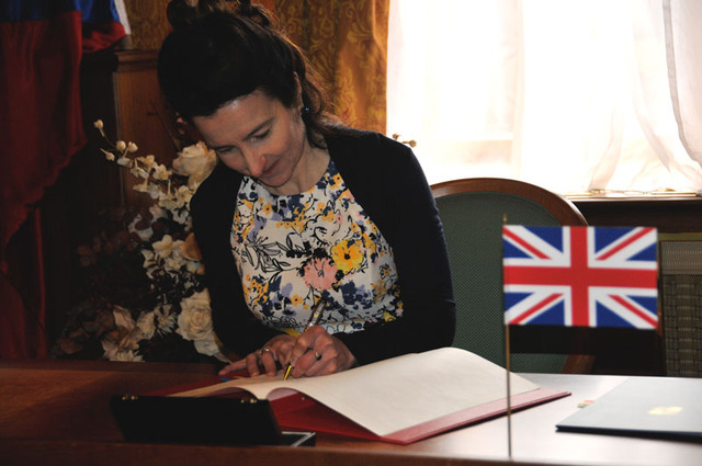Velvyslankyně Velké Británie v Praze Jan Thompson podepisuje mezinárodní smlouvu