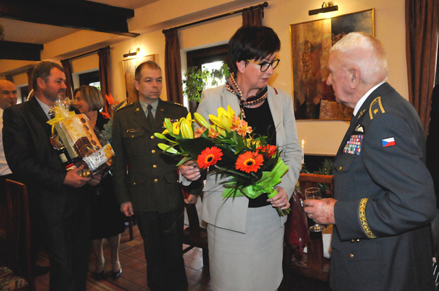 Válečnému veteránu generálu Emilu Bočkovi blahopřeje náměstkyně ministra obrany Alena Netolická spolu s představiteli odboru pro válečné veterány