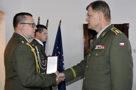 Plaketu náčelníka GŠ AČR Za záchranu lidského života přebírá od generálporučíka Josefa Bečváře poručík Richard Ertl