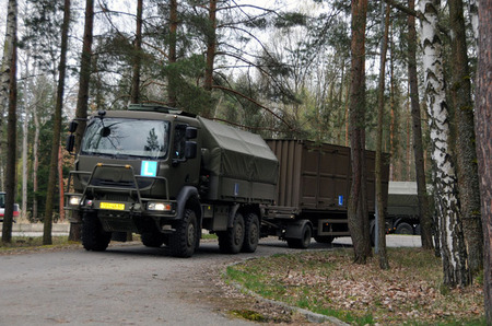 Řidiči musejí při jízdě s přívěsem zvládnout i úzké lesní komunikace