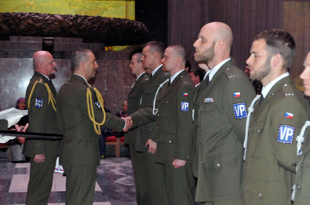 Z předání služebních průkazů novým vojenským policistům ve Slavnostní síni Národního památníku na pražském Vítkově