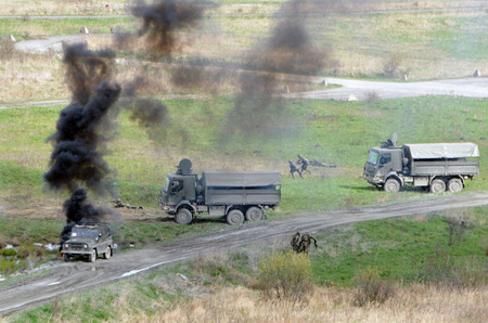 Z dynamické ukázky  - ochrana konvoje, který napadli extrémisté