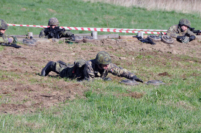 Ženisté se plíží z okopů, z nichž je jistí kolegové do místa, kam podle minového provazce položí protitankové miny