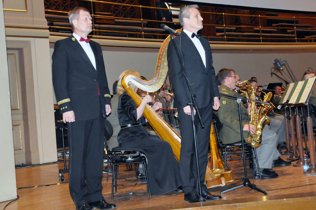 Koncert slavnostně zahájili ministr obrany Martin Stropnický a náčelník GŠ AČR generálporučík Josef Bečvář