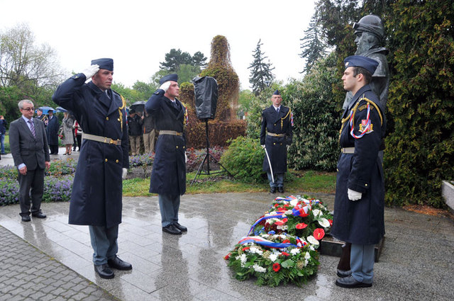 Smuteční věnec Poslanecké sněmovny položil k soše generála Milana Rastislava Štefánika poslanec Marek Benda