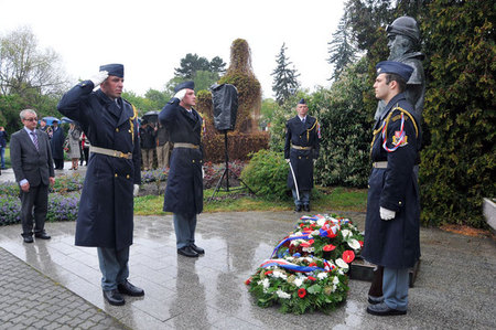 Smuteční věnec Poslanecké sněmovny položil k soše generála Milana Rastislava Štefánika poslanec Marek Benda