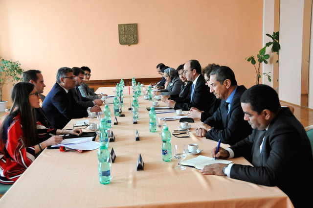 Obě delegace při jednání na Ministerstvu obrany 