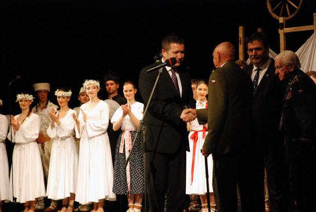 Na závěr vystoupení poděkoval předseda Poslanecké sněmovny Parlamentu ČR Jan Hamáček za skvělý program a druhoválečným veteránům generálovi Emilu Bočkovi a plukovníkovi Václavu Kuchyňkovi za jejich zásluhy o naší svobodu. Zároveň poděkoval novodobému veteránu z Perského zálivu Pavlu Budínskému, předsedovi ČsOL, za uspořádání představení.