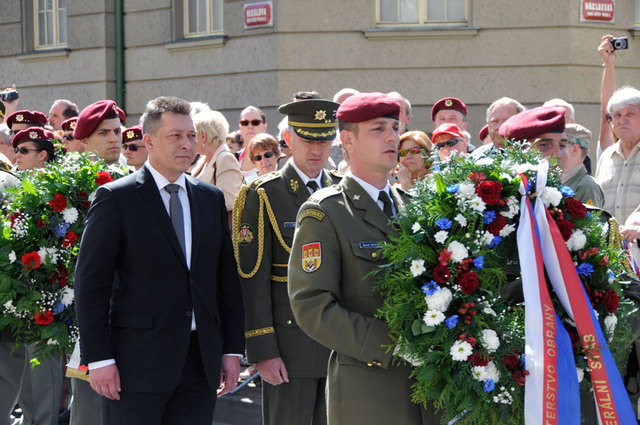 Věnec Ministerstva obrany a Generálního štábu AČR k pamětní desce v Resslově ulici položili státní tajemník MO Petr Vančura a zástupce náčelníka GŠ-inspektor AČR generálmajor Jaroslav Kocián