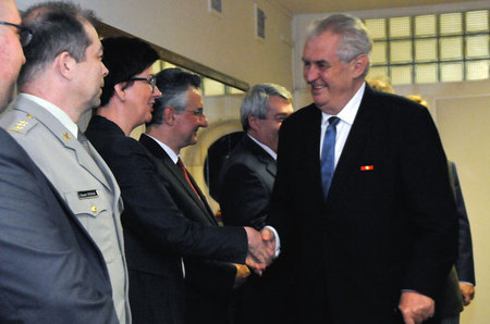 Prezident Miloš Zeman se pozdravil s čestnými hosty X. sjezdu ČSBS, na snímku se zdraví s náměstkyní pro řízení sekce právní MO Alenou Netolickou