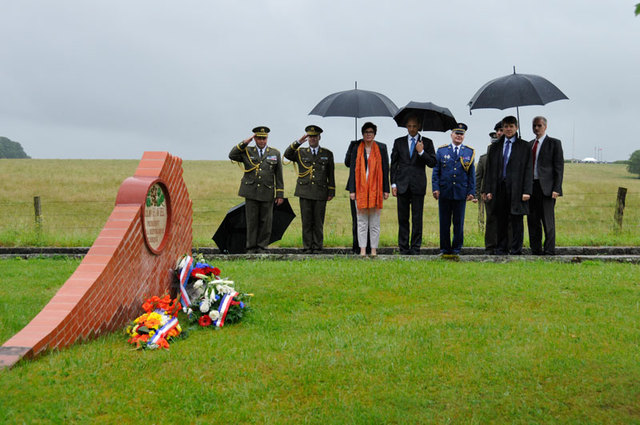 Delegace se poklonila památce prvního českého prezidenta Václava Havla, po kterém je v Darney pojmenována ulice vedoucí k Památníku československých legionářů