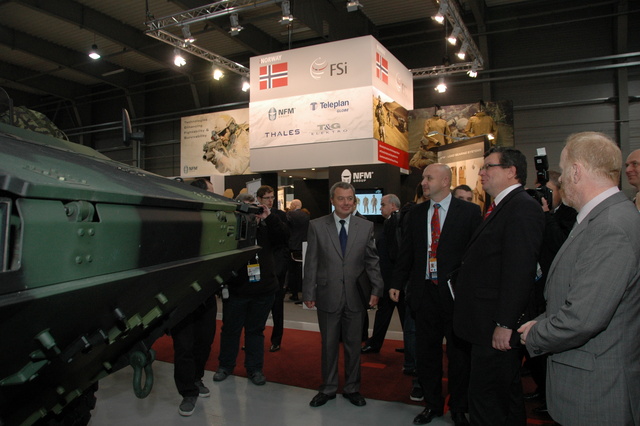 Delegace vedená ministrem Vondrou si prohlíží expozici 1