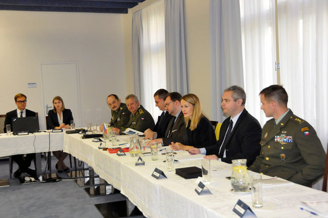 Česká delegace při rozhovorech v Domě armády Praha