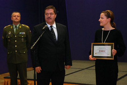 Předseda Československé obce legionářské Pavel Budínský předal ministryni obrany Karolíně Peake šek na 85tisíc Kč