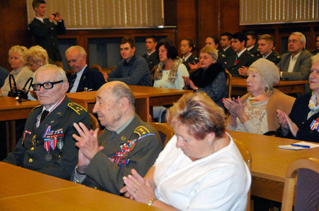 Účastníci slavnostního shromáždění v hlavním sále MO ČR