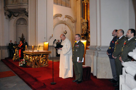 Bohoslužbu zahájil hlavní kaplan AČR plukovník Jaroslav Knichal