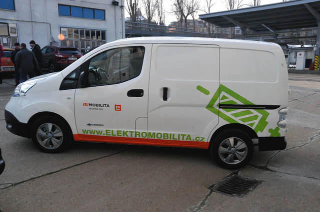 Vozidlo Nissan eNV200, se kterým budou jezdit řidiči Ministerstva obrany ČR především v městském provozu