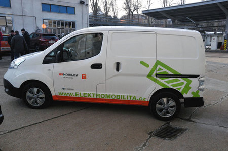 Vozidlo Nissan eNV200, se kterým budou jezdit řidiči Ministerstva obrany ČR především v městském provozu