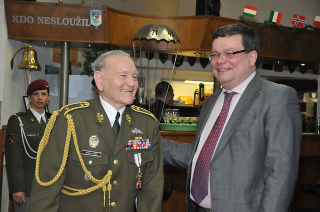 V Chrudimi u svých výsadkářů se generál Klemeš 31. 1. 2012 setkal také s tehdejším ministrem obrany Alexandrem Vondrou
