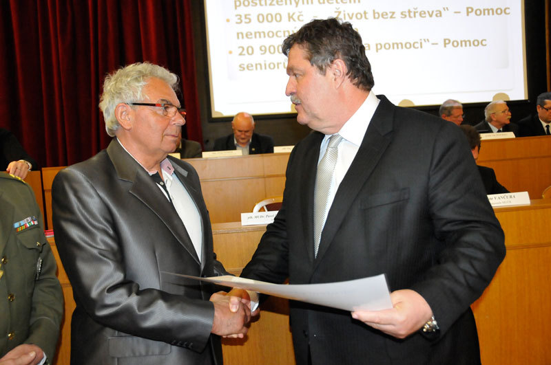 Předseda Sdužení válečných veteránů ČR Pavel Budinský předává šek  předsedovi Nadace policistů a hasičů - vzájemná pomoc v tísni Vladimíru Šuterovi