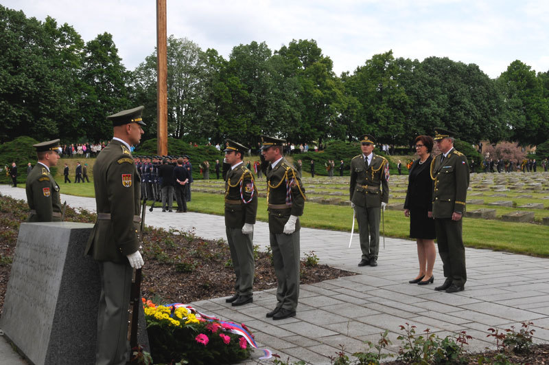 Z pietního aktu na Národním hřbitově před terezínskou Malou pevností