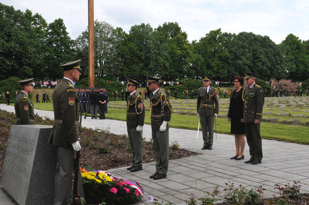 Z pietního aktu na Národním hřbitově před terezínskou Malou pevností