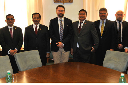 Část delegací při společném fotu na Ministerstvu obrany ČR