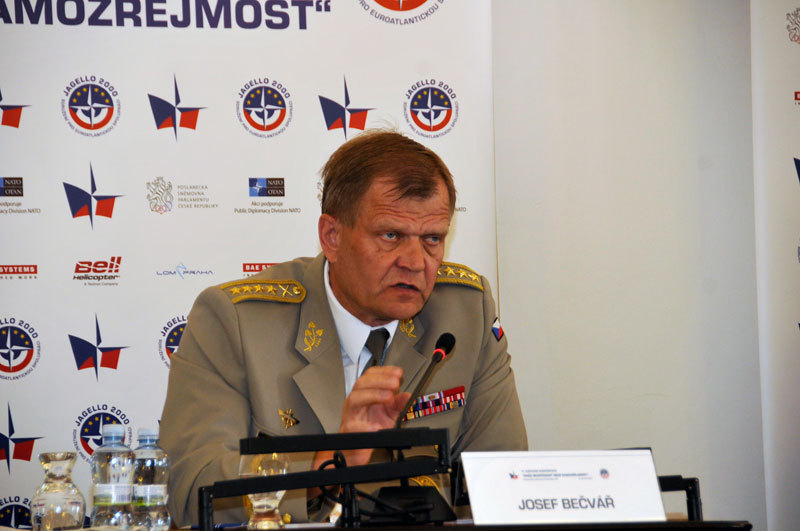 Armádní generál Josef Bečvář hovořil o bezprostřední reakci české armády na závěry ze summitů ve Varšavě a v Bruselu