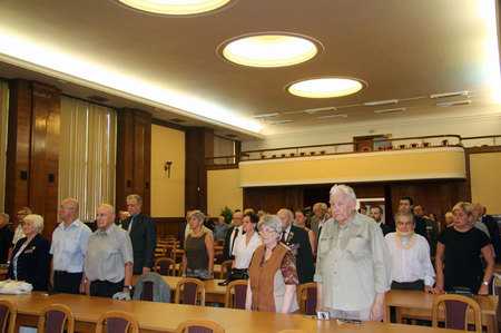 Účastníci setkání v hlavním sále MO ČR, které bylo věnováno 77. výročí bitvy o Británii