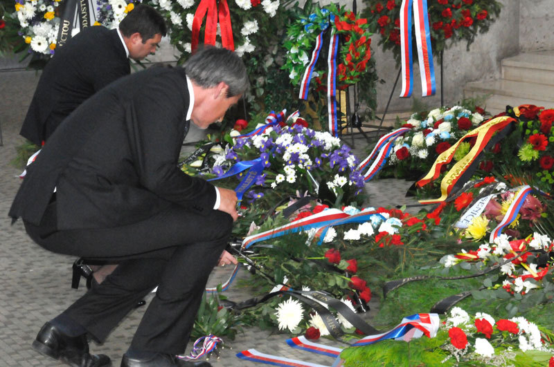Smuteční kytice položili také předseda Poslanecké sněmovny Parlamentu ČR Jan Hamáček a ministr obrany Martin Stropnický
