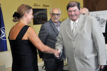 S předsedou Českého svazu bojovníků za svobodu se pozdravila také náměstkyně ministra obrany pro personalistiku Lenka Ptáčková Melicharová