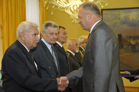 Záslužný kříž ministra obrany ČR III. stupně převzal plk. v.v. Jindřich Bravenec