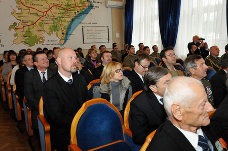 Část české delegace, která pozorně sledovala prezentaci ve správním centru okresu Verchnij Uslon