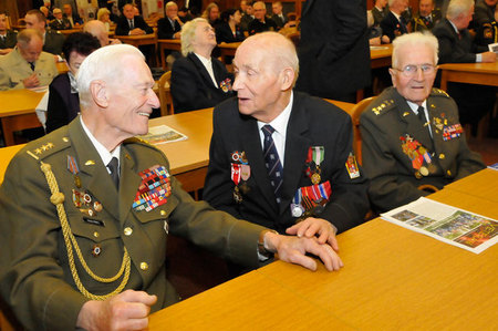 Setkání kamarádů - bojových druhů, zleva: plukovník vv. Václav Přibyl, uprostřed major v.v. Vasil Korol s dalším účastníkem bojů na východní frontě