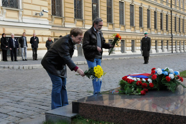 Smuteční květiny k památníku položili také příbuzní a pozůstalí