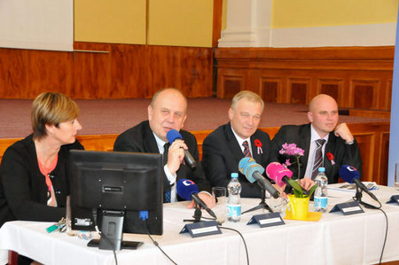 Ministr Dalibor Štys odpovídá na jeden z dotazů od novinářů