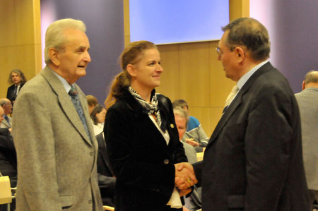 Náměstkyni ministra obrany pro personalistiku Lenku Ptáčkovou Melicharovou přivítal na konferenci místopředseda Společnosti Ludvíka Svobody Ludvík Engel