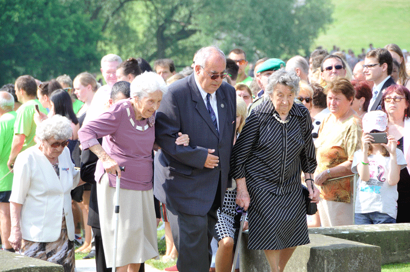 Jako první smuteční věnec svým vrstevníkům položili ti, kteří před 73 lety měli štěstí a dožili se dnešních dnů - lidické děti